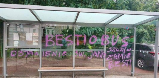 Policja zabezpieczy SZCZEPCIObus? Antyszczepionkowcy zniszczyli wiatę autobusu