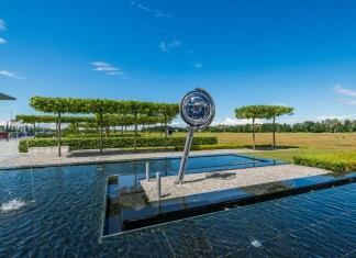 Zagadkowa instalacja przed wrocławskim lotniskiem