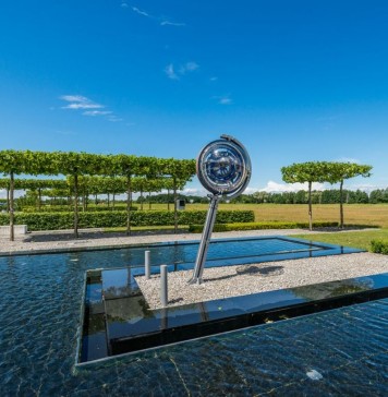 Zagadkowa instalacja przed wrocławskim lotniskiem