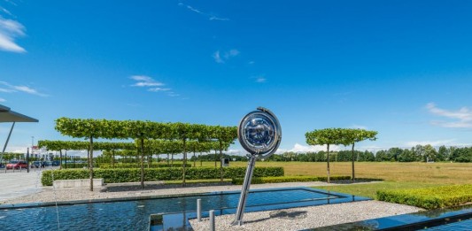 Zagadkowa instalacja przed wrocławskim lotniskiem