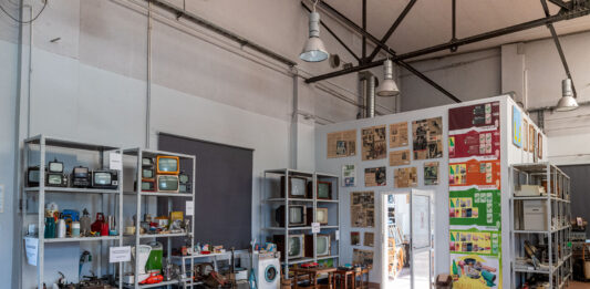 We Wrocławiu powstało Muzeum Ekosystemu: Od pianina z Breslau, przez stare aparaty, pralkę Franię i Trybunę Ludu