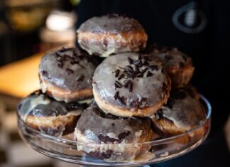 Tłusty Czwartek 2025: Pączki z tej wrocławskiej piekarni zamówisz do domu/biura bez stania w kolejce!