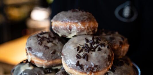 Tłusty Czwartek 2025: Pączki z tej wrocławskiej piekarni zamówisz do domu/biura bez stania w kolejce!