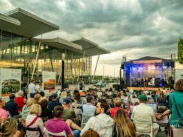 Jazz przejmuje Wrocław. Koncerty w tramwajach, na plażach i… na lotnisku