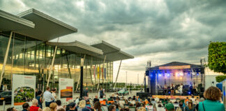 Jazz przejmuje Wrocław. Koncerty w tramwajach, na plażach i… na lotnisku