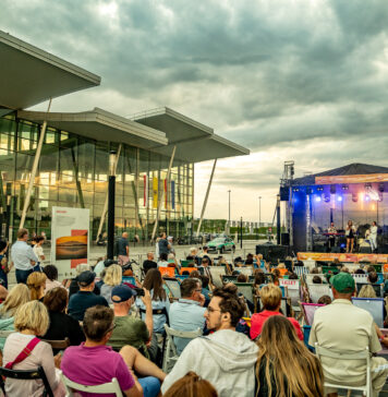 Jazz przejmuje Wrocław. Koncerty w tramwajach, na plażach i… na lotnisku
