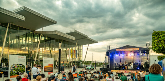Jazz przejmuje Wrocław. Koncerty w tramwajach, na plażach i… na lotnisku