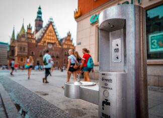 Wrocławianie zamieniają plastikowe butelki na kranówkę