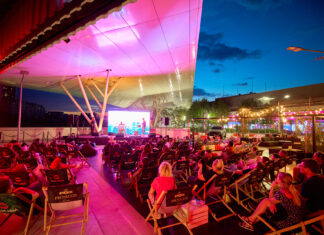 Nowe otwarcie Pitlane Summer Bar – lato na dachu Wroclavii rusza z pełną mocą! Na zdjęciu kino na dachu w Pitlane Summer Bar