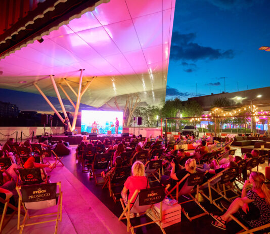 To już dziś! Kultowa ekranizacja Diuny z 1984 roku w Pitlane Summer Bar do obejrzenia za darmo. Sprawdź szczegóły! Na zdjęciu kino na dachu w Pitlane Summer Bar