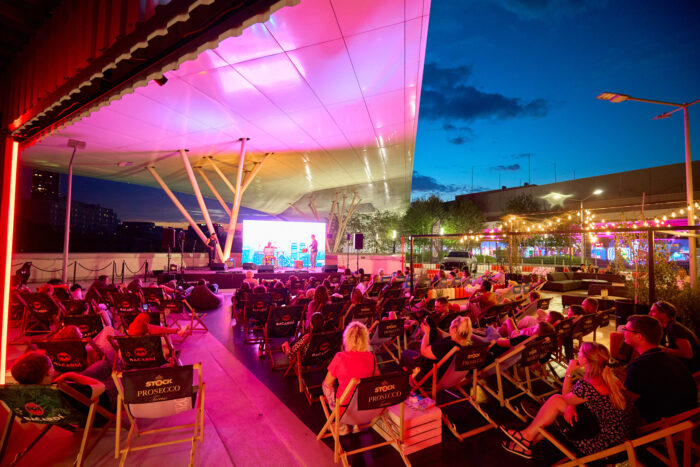 Na zdjęciu kino na dachu w Pitlane Summer Bar