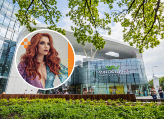 Sobotni koncert na dachu Wroclavii w ramach Wroclavia Summer Festival. Chillout Night with Paulina Jeżewska Na zdjęciu galeria Wroclavia oraz wokalistka Paulina Jeżewska