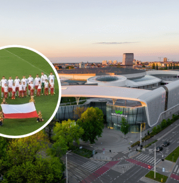 Wpadnij do Pitlane Summer Bar na transmisje eliminacji do Mistrzostw Świata. Mecze reprezentacji Polski i nie tylko! Na zdjęciu galeria wroclavia oraz reprezentacja polski w kółeczku