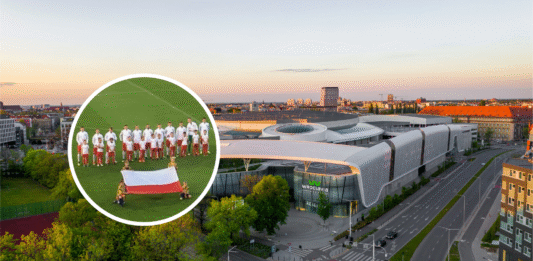 Wpadnij do Pitlane Summer Bar na transmisje eliminacji do Mistrzostw Świata. Mecze reprezentacji Polski i nie tylko! Na zdjęciu galeria wroclavia oraz reprezentacja polski w kółeczku