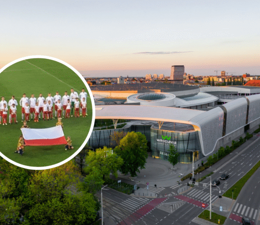 Wpadnij do Pitlane Summer Bar na transmisje eliminacji do Mistrzostw Świata. Mecze reprezentacji Polski i nie tylko! Na zdjęciu galeria wroclavia oraz reprezentacja polski w kółeczku