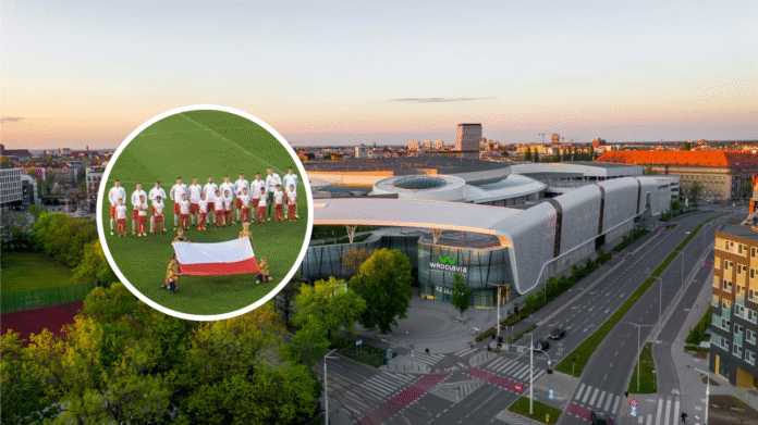 Na zdjęciu galeria wroclavia oraz reprezentacja polski w kółeczku