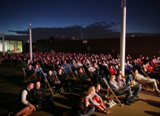 Darmowe kino plenerowe na dachu w Renomie