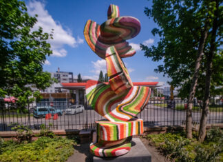 We Wrocławiu stanęła nietypowa kilkumetrowa rzeźba Skrzydlaka Miejskiego! Co oznacza?