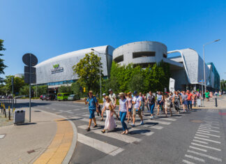 Nie przegapcie rodzinnego spaceru z Wroclavią. To już ostatni z nich! Na zdjęciu wycieczka przed Wroclavią