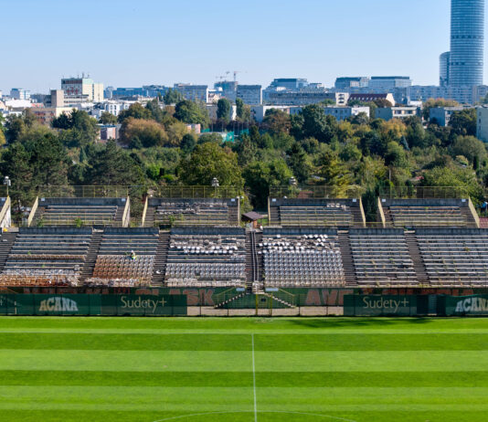 Rozbiórka trybun na stadionie przy Oporowskiej – trwa przebudowa obiektu