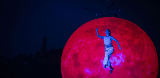 Akrobaci nad publicznością, kosmiczna scenografia i teatr pod gołym niebem. Wielkie Święto Wrocławia na Różance