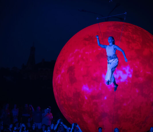 Akrobaci nad publicznością, kosmiczna scenografia i teatr pod gołym niebem. Wielkie Święto Wrocławia na Różance