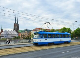 Sobotni przejazd zabytkowym pojazdem. Sprawdźcie co przygotował Klub Sympatyków Tranposrtu Miejskiego Na zdjęciu zabytkowy tramwaj