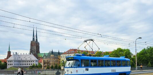 Sobotni przejazd zabytkowym pojazdem. Sprawdźcie co przygotował Klub Sympatyków Tranposrtu Miejskiego Na zdjęciu zabytkowy tramwaj