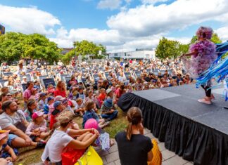 Bezpłatny spektakl teatralny dla dzieci przy Magnolia Park. Rodzinny piknik z atrakcjami Na zdjęciu piknik dla dzieci