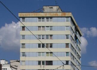 Trzonolinowiec – czyli o budynku, który ,,unosi się” w powietrzu