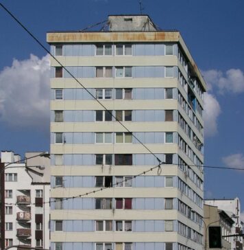 Trzonolinowiec – czyli o budynku, który ,,unosi się” w powietrzu
