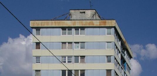 Trzonolinowiec – czyli o budynku, który ,,unosi się” w powietrzu