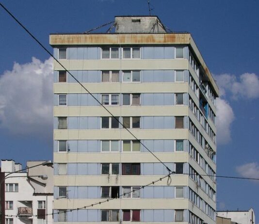 Trzonolinowiec – czyli o budynku, który ,,unosi się” w powietrzu