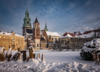 3 miejsca, które warto odwiedzić w czasie ferii. Nie tylko góry przyciągają zimowym klimatem