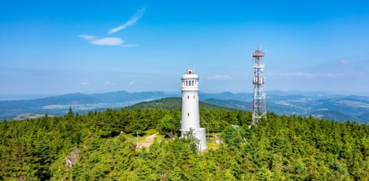 Majówka za miastem – dlaczego warto wybrać Góry Sowie?