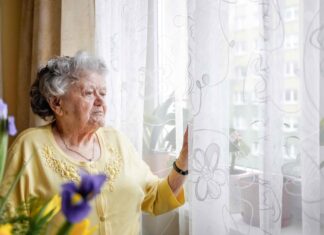 Wielkanoc, która łączy pokolenia. Pomóż samotnym seniorom przeżyć radosne Święta Wielkanocne