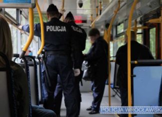 Nożownik wbiegł do tramwaju po bójce na przystanku!