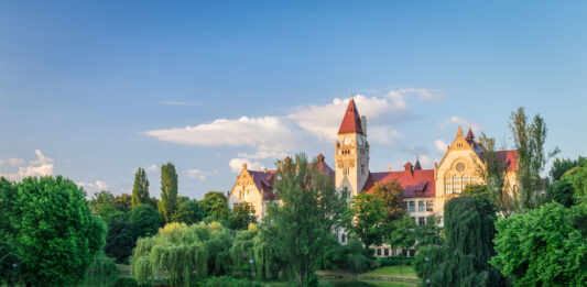 Ołbin – czy warto zamieszkać na śródmiejskim osiedlu? Na zdjęciu budynek Wydziału Architektury Politechniki Wrocławskiej