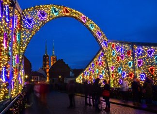 Montaż iluminacji świątecznych we Wrocławiu. Jak będą wyglądać w tym roku?
