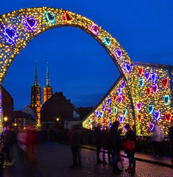 Montaż iluminacji świątecznych we Wrocławiu. Jak będą wyglądać w tym roku?