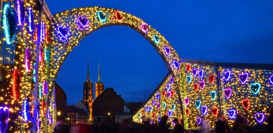 Montaż iluminacji świątecznych we Wrocławiu. Jak będą wyglądać w tym roku?
