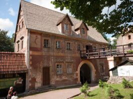 Dolny Śląsk na wakacje: Miejsce pełne legend – Zamek Grodno