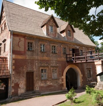 Dolny Śląsk na wakacje: Miejsce pełne legend – Zamek Grodno