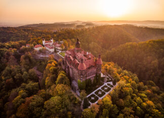 Zamki Dolnego Śląska. Jakie warto odwiedzić i co w nich znajdziecie? Na zdjęciu Zamek Książ z lotu ptaka