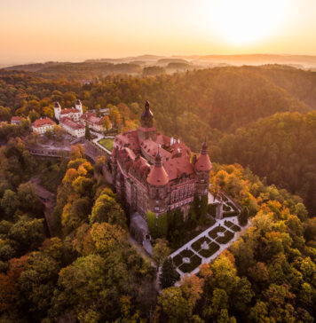 Zamki Dolnego Śląska. Jakie warto odwiedzić i co w nich znajdziecie? Na zdjęciu Zamek Książ z lotu ptaka