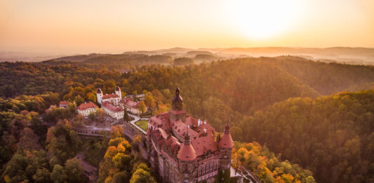 Zamki Dolnego Śląska. Jakie warto odwiedzić i co w nich znajdziecie? Na zdjęciu Zamek Książ z lotu ptaka