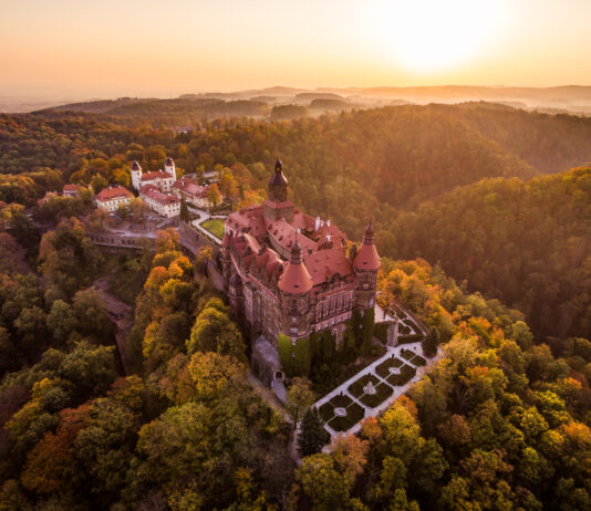 Zamki Dolnego Śląska. Jakie warto odwiedzić i co w nich znajdziecie? Na zdjęciu Zamek Książ z lotu ptaka
