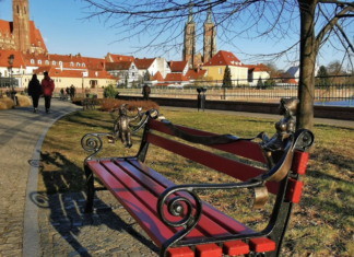 Przy Ostrowie Tumskim stanęła ławeczka dla zakochanych! Z Krasnalami WROC-lovkami