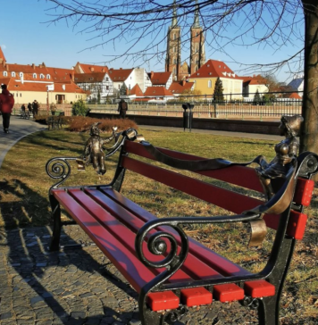 Przy Ostrowie Tumskim stanęła ławeczka dla zakochanych! Z Krasnalami WROC-lovkami