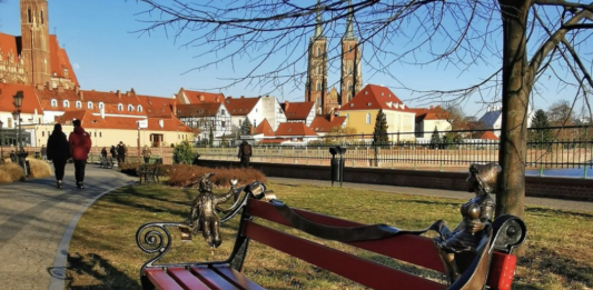 Przy Ostrowie Tumskim stanęła ławeczka dla zakochanych! Z Krasnalami WROC-lovkami